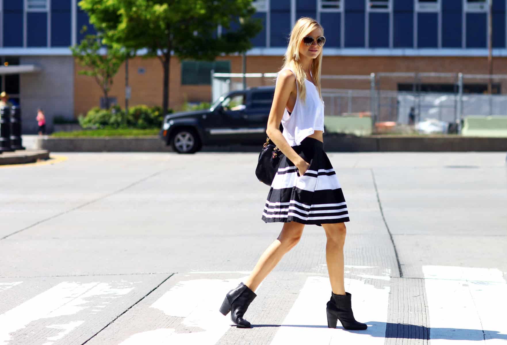 new-york-fashion-week-balck-white-outfit-stripped-skirt-spring-2013-street-style